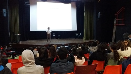 גלית זמלר בהרצאה לתלמידי כיתות ט' בתיכון בויאר בירושלים