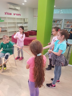 עינת שמיר בפעילות בחוטים לילדים בבית הספר יד מרדכי