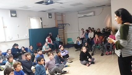 גלית משתפת את התלמידים מניסיונה בעולם היזמות