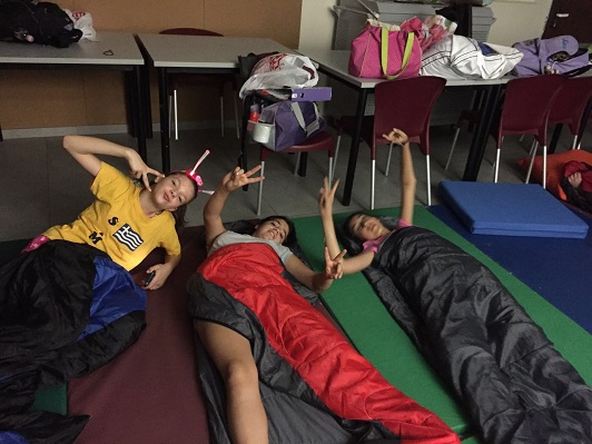 האקתון של 24 שעות לתלמידים עם שקי שינה בבית הספר