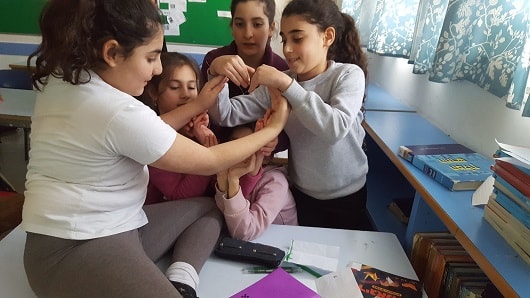 חברי המנהיגות בבית הספר קשת בירושלים מוכיחים עבודת צוות