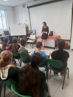 שרון גיא היזמת בהרצאה לתלמידי בית ספר בארי