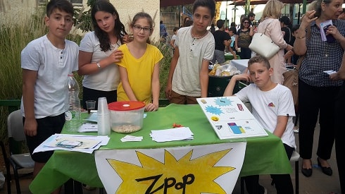 צוות היזמים הילדים מציגים את מיזם zpop